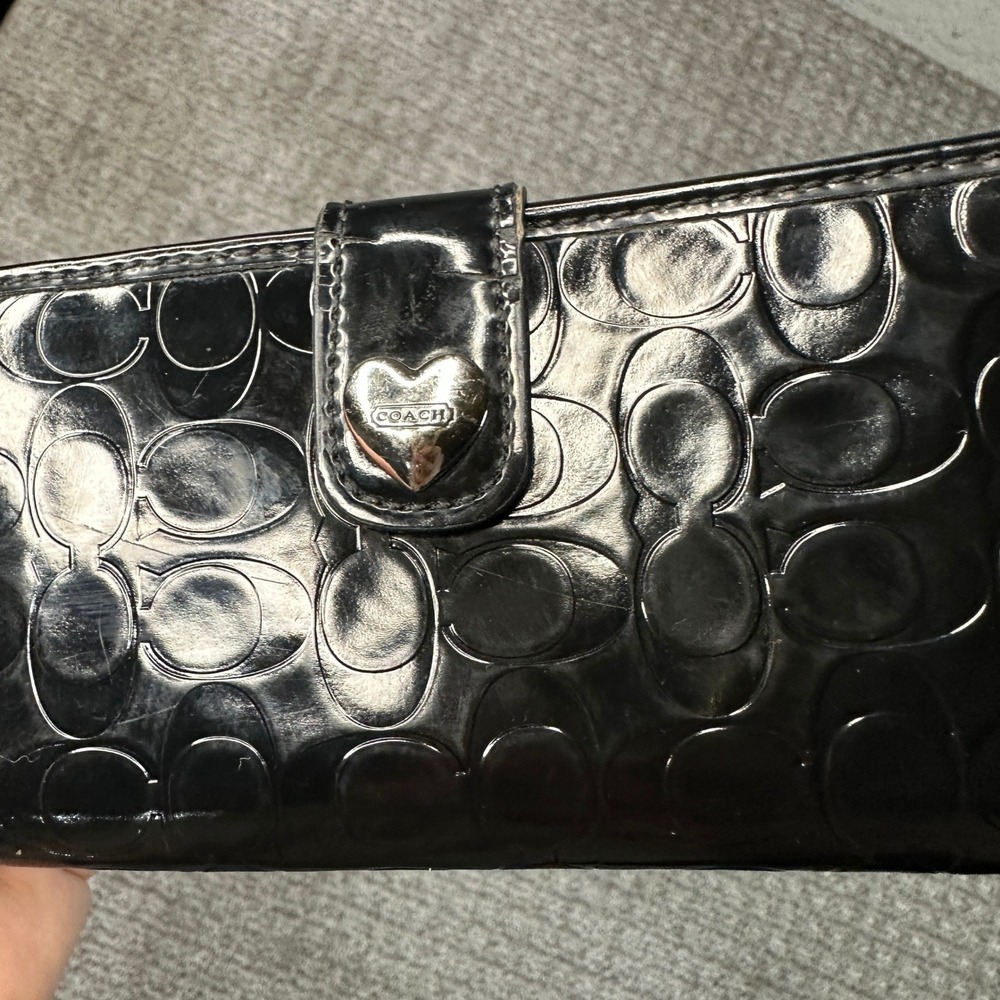 Coach Black Embossed Patent Leather Signature C Bifold Wallet Heart Charm - Picture 6 of 7